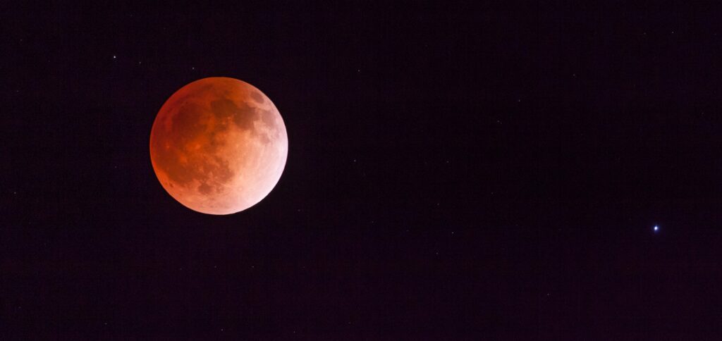 Blood Moon: spiritual meaning and a ritual to prosperity - WeMystic