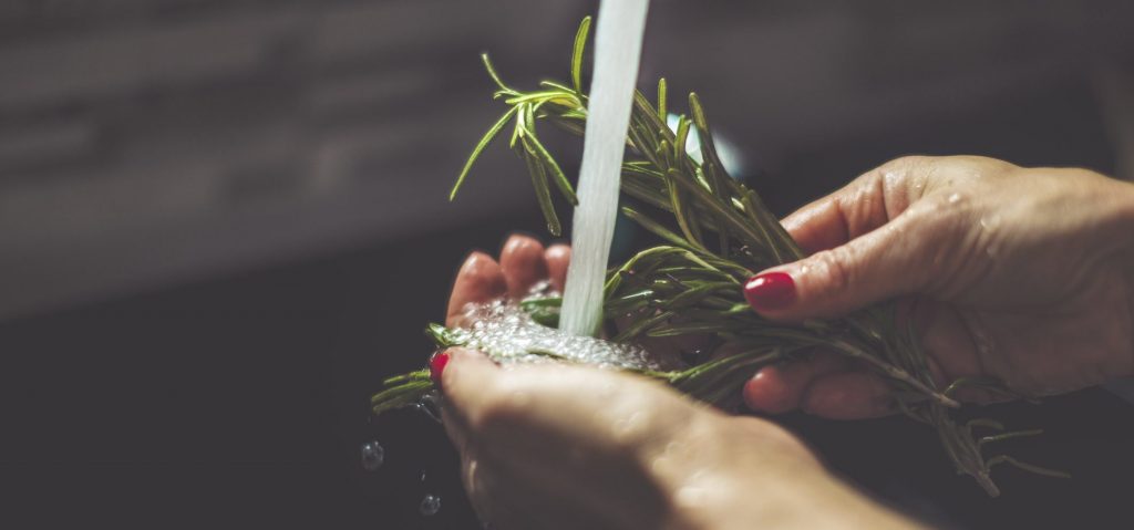 ¿Para qué sirven los baños de ruda y romero? - WeMystic