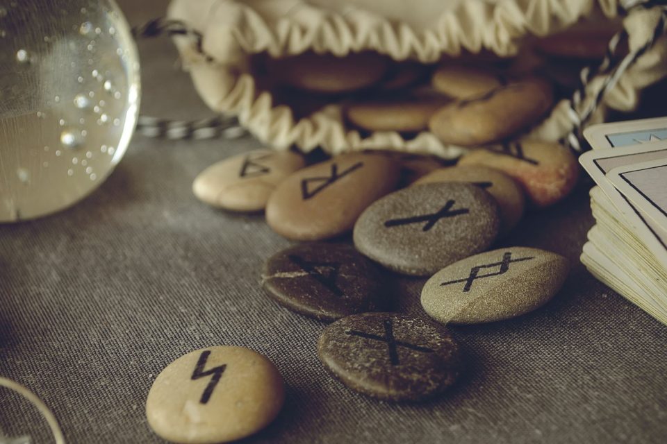 Interpretation of Runes: get to know how to cast this oracle - WeMystic