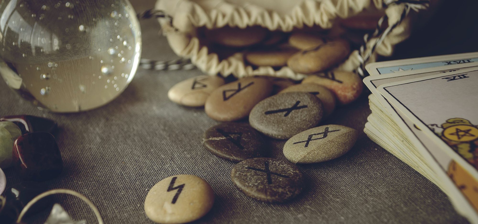 Interpretation of Runes: get to know how to cast this oracle - WeMystic