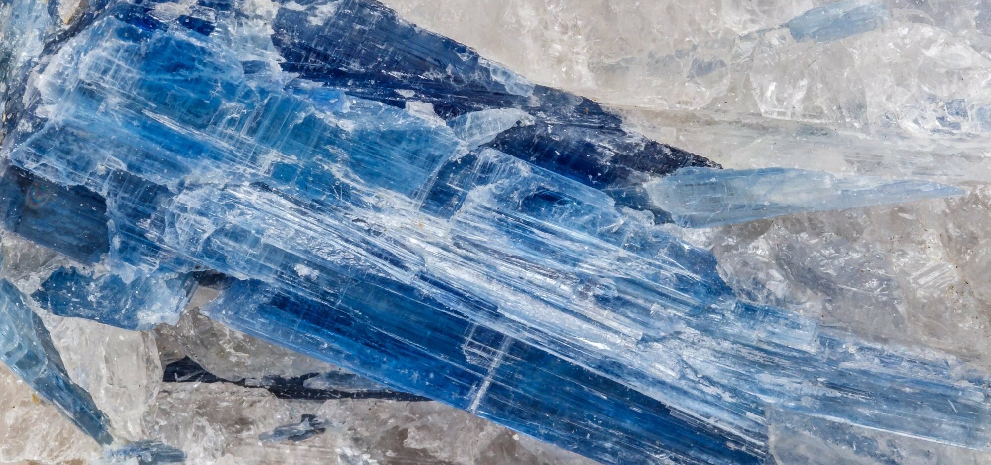 Kyanite stone all its properties and benefits WeMystic