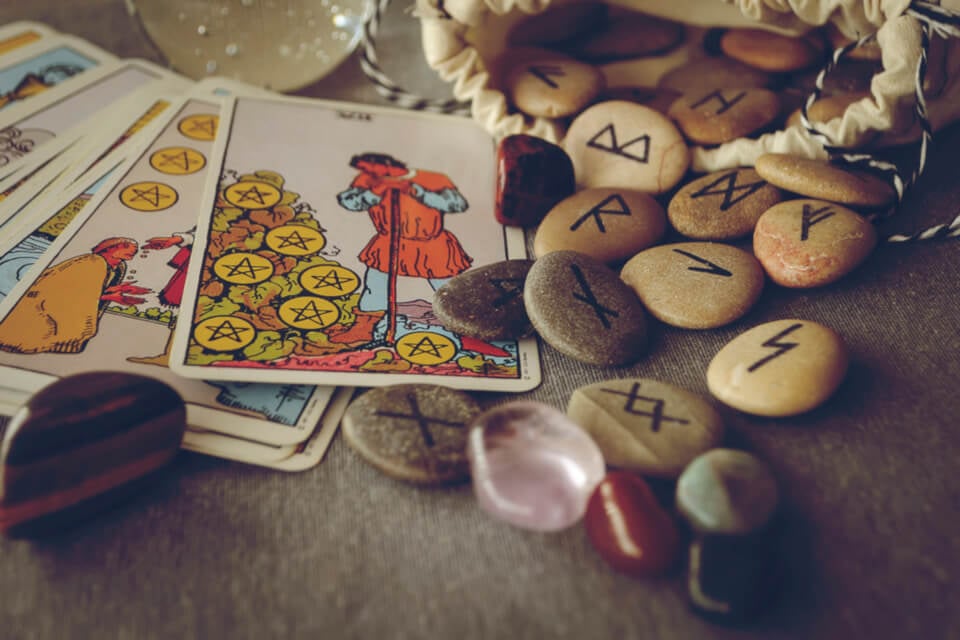 How To Use Tarot For Yes Or No Questions - WeMystic