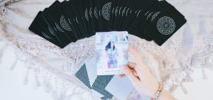 differences-between-oracle-horoscope-and-tarot