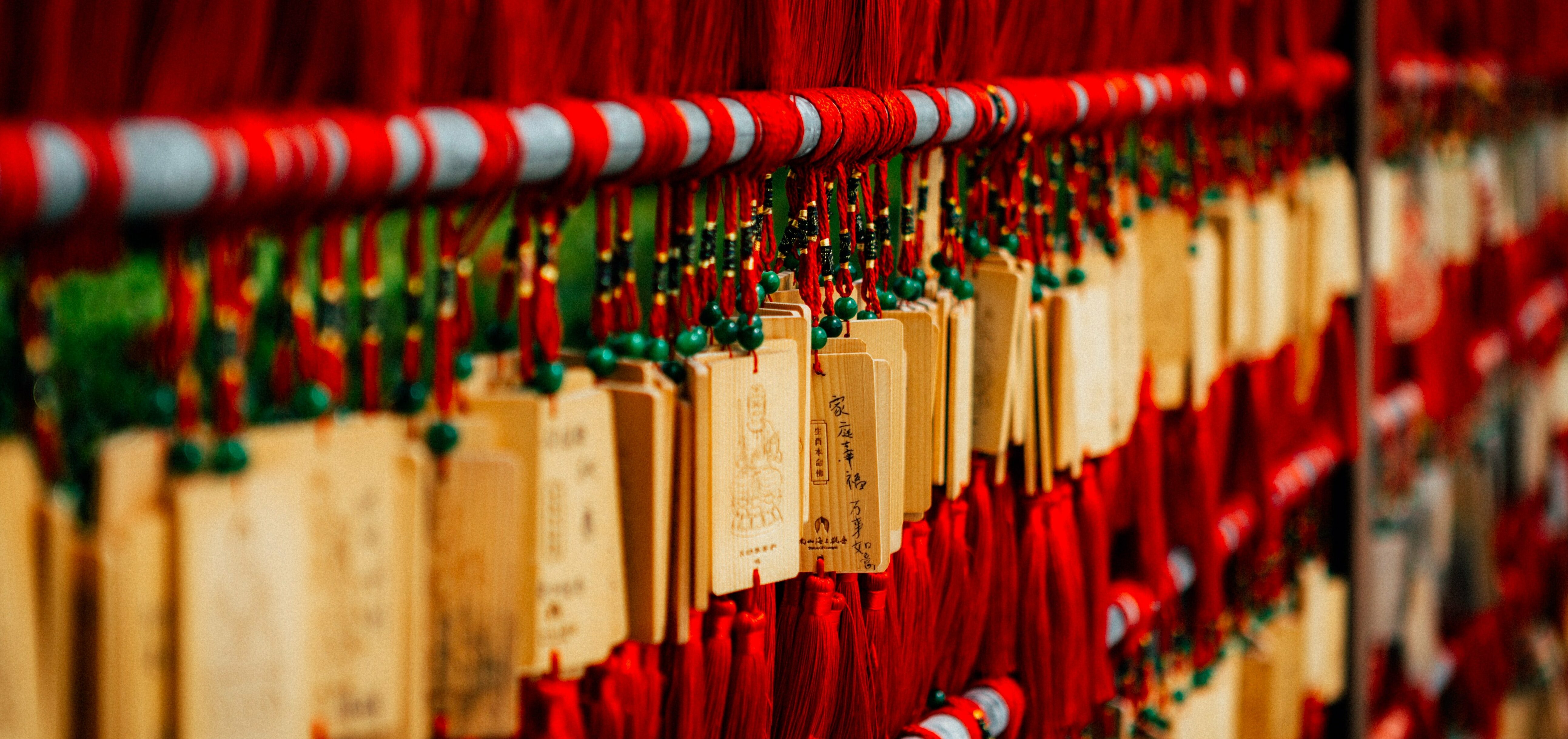 Rana de la suerte con monedas chinas, lingote y cristales rojos