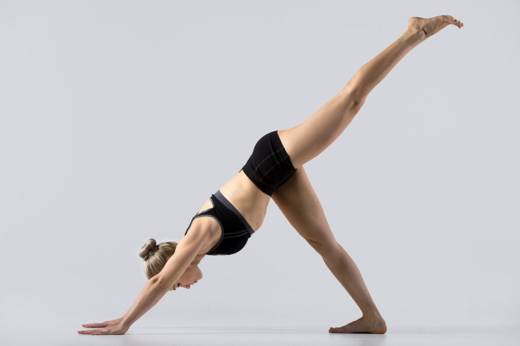 A six step sequence to Ardha Chandrasana - WeMystic