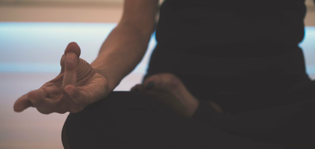 rutina de yoga para la regencia de acuario