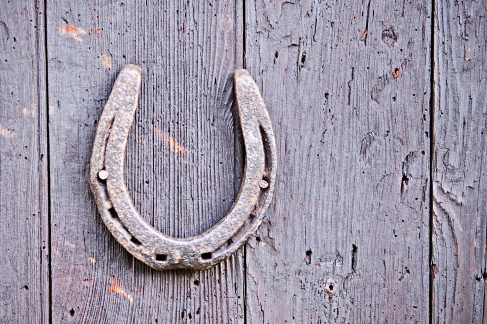 Cómo se debe ubicar una herradura para que traiga buena suerte en el hogar?