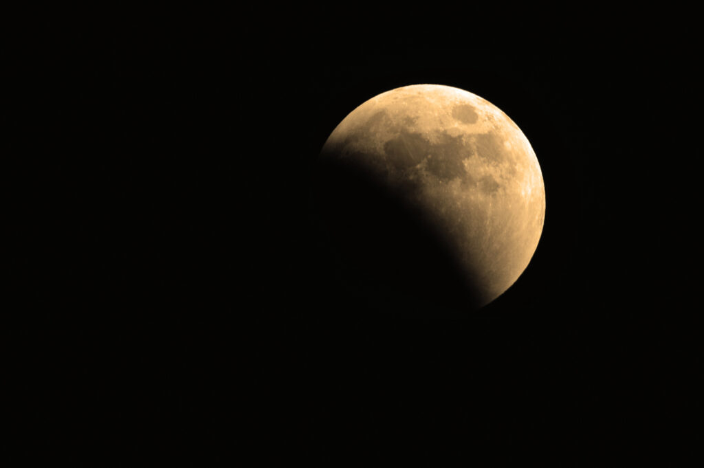 Eclipse lunar en Tauro 2021 la consciencia de merecimiento WeMystic