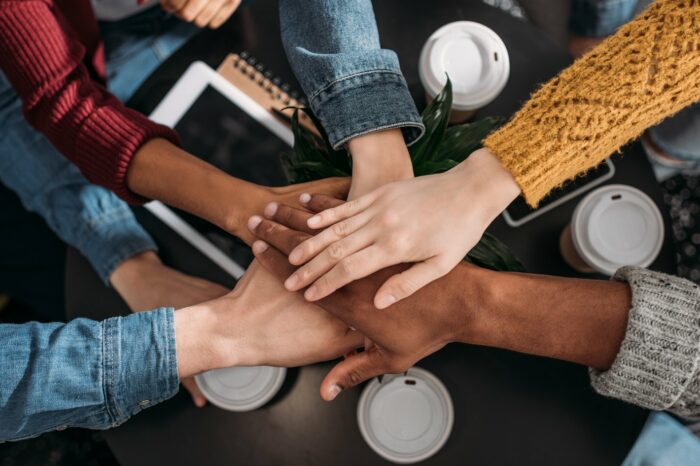 Escorpión en la casa 11: busca amistades beneficiosas para su trabajo