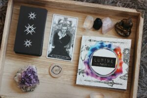 differences-between-oracle-horoscope-and-tarot