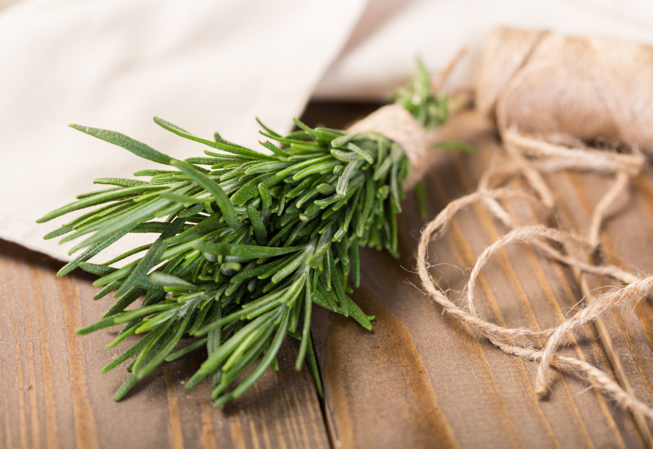 ¿Para qué sirven los baños de ruda y romero? - WeMystic