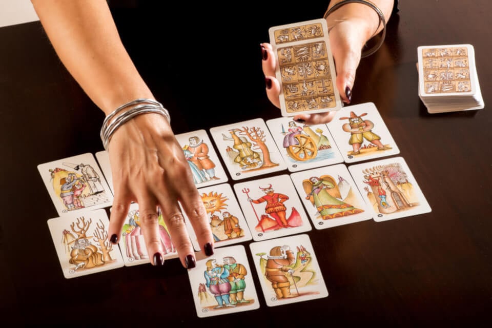 Como jogar Tarot e ler as cartas: Maneiras fáceis de consultar